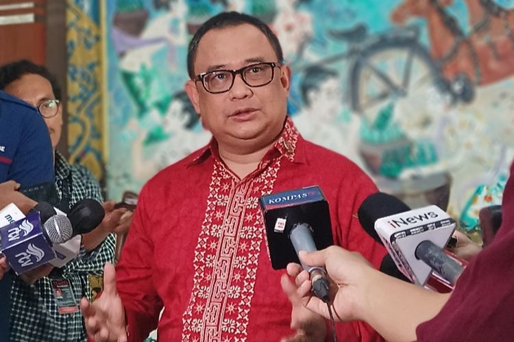 Koordinator Staf Khusus Presiden, Ari Dwipayana memberikan keterangan pers di Gedung Kemensetneg, Jumat (6/10/2023).