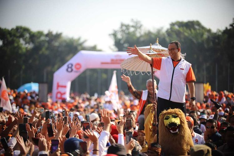 Bakal Calon Presiden (Bacapres) dari Koalisi Perubahan untuk Persatuan (KPP) Anies Baswedan saat bertemu dengan relawan dan kader PKS di Lapangan Tegalega, Kota Bandung, Jawa Barat pada Sabtu (5/8/2023)