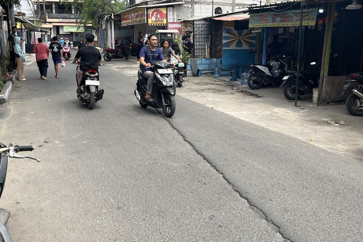 Road in Front of SMK PGRI 35 West Jakarta Cracked Over 10 Meters, Many Motorcyclists Nearly Fall