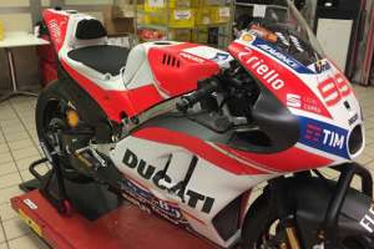 Tampang baru Ducati Desmosedici untuk musim MotoGP 2017. Motor itu kini tampak mulus tanpa winglet pada fairing.