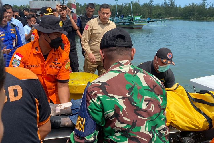 Proses evakuasi jenazah  Briptu Lasminto, kopilot helikopter Polri yang jatuh di perairan Bangka Belitung, Selasa (29/11/2022).