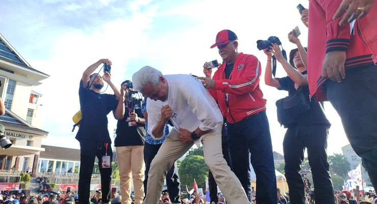 Saat Ganjar Membungkuk 2 Menit agar Punggungnya Ditulisi Aspirasi Difabel dan Tokoh Maluku