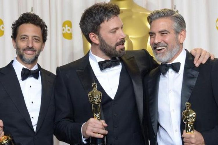 Ben Affleck (tengah), George Clooney (kanan), dan Grant Heslov merayakan kemenangan film Argo di panggung Academy Awards 2013.