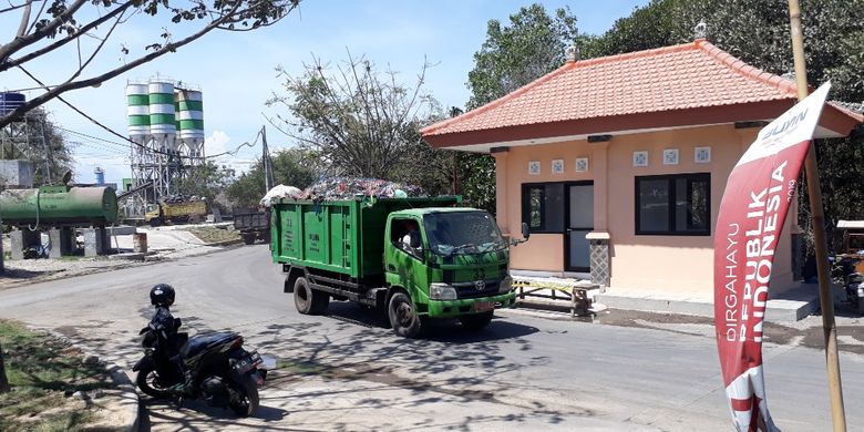 Truk-truk sampah kembali beroperasi di TPA Suwung, Selasa (29/10/2019) siang.