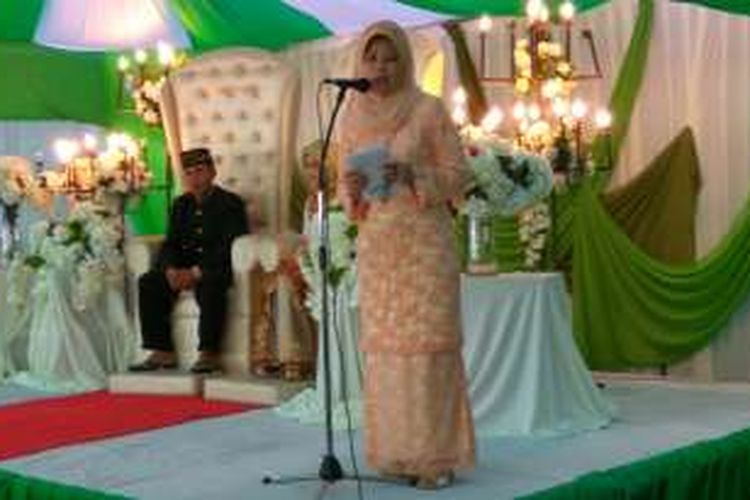  Menteri Kebajikan Wanita dan Pembangunan Keluarga Sarawak, Datuk Hajah Fatimah Abdullah saat memberikan sambutan dalam Sidang Itsbat Nikah yang diselenggarakan di KJRI Kuching, Sarawak (28/9/2016)