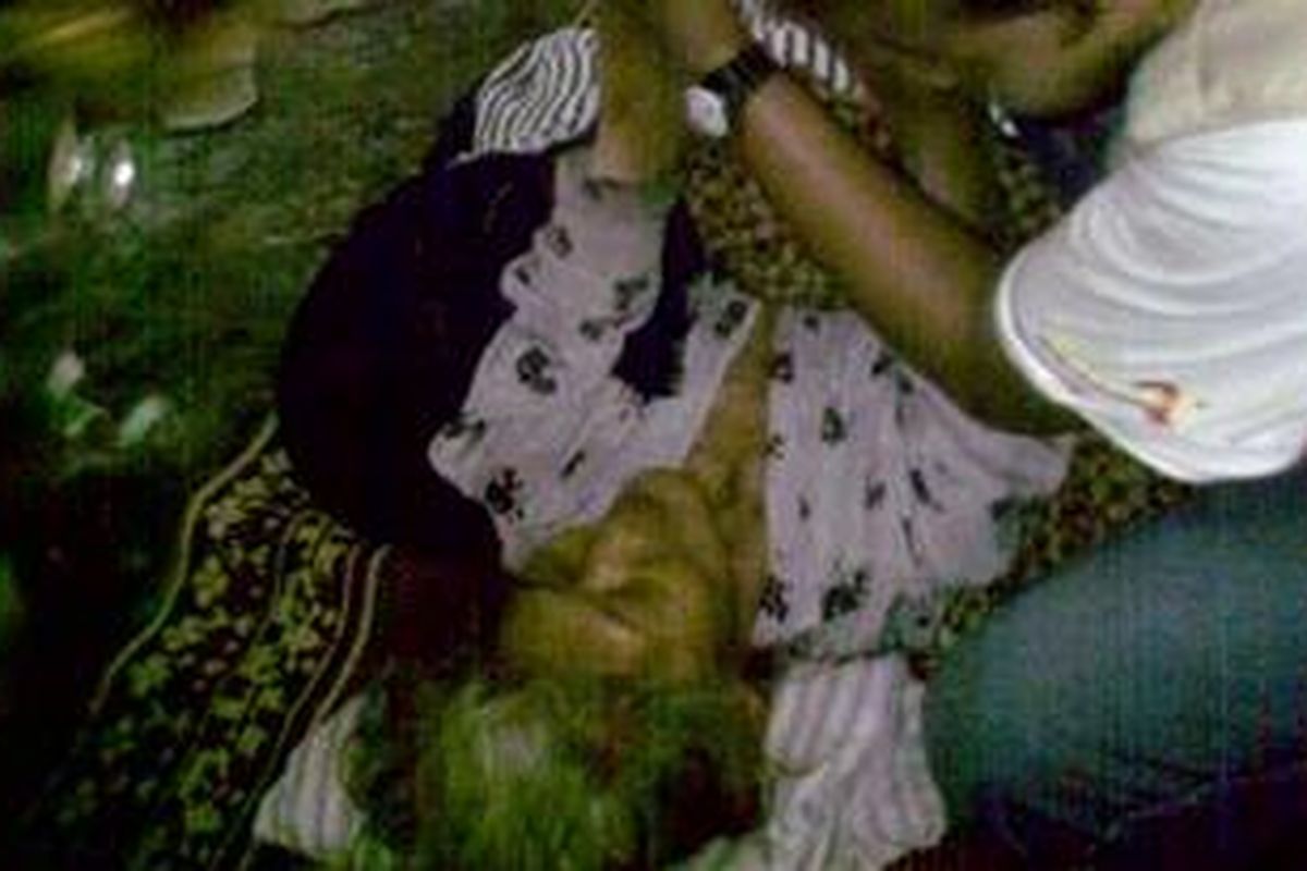 Karyo Suwito (85) ketika diperiksa kondisi kesehatan. Dia dievakuasi paksa tim relawan dari rumahnya di Kepuharjo.