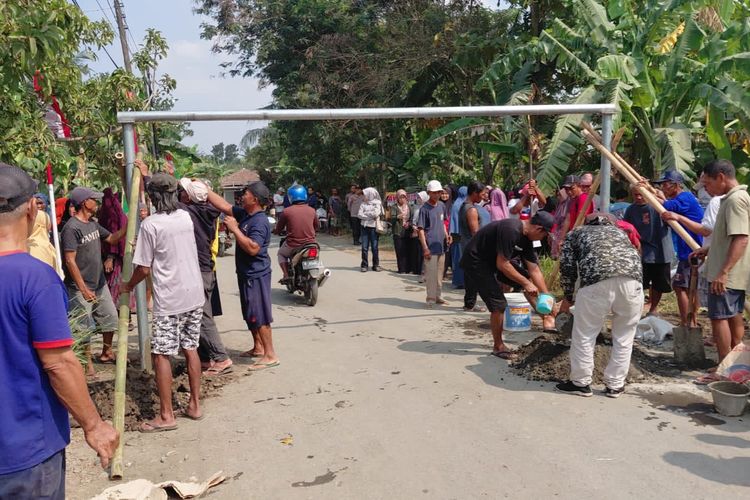 Tolak Tambang Pasir Mesin Sedot di Sungai Serayu, Warga Cindaga Banyumas Pasang Portal
