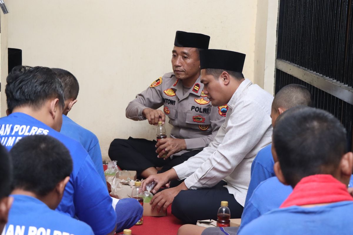 Keakraban di Balik Jeruji, Buka Puasa bersama Polisi dan Tahanan di Polres Kebumen