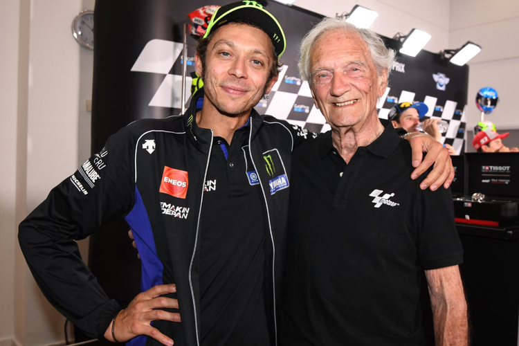 Valentino Rossi berswafot bersama juara dunia MotoGP enam kali Jim Redman dalam konferensi pers kualifikasi GP Silverstone Inggris