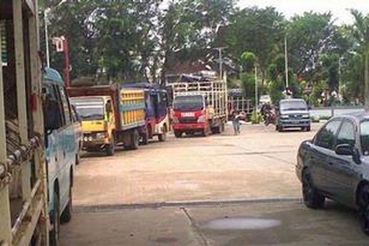 Kendaraan mengantre di Stasiun Pengisian Bahan Bakar untuk Umum Percontohan Pertamina di Jalan A Yani, Kota Pontianak, Kalbar, Kamis (29/7/2010). Antrean kendaraan berbahan bakar solar makin panjang karena banyak SPBU kehabisan stok. 