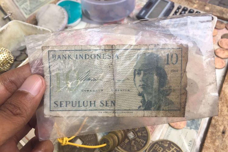Syamsir (79), salah satu penjual uang kuno di kawasan Pasar Baru, Jakarta  Pusat telah menekuni profesi tersebut selama 28 tahun. Dari menjual uang kuno, Syamsir bisa menghidupi serta menyekolahkan 7 anaknya hingga lulus bangku SMA, Senin (11/6/2018). 