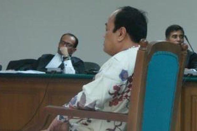 Terdakwa kasus dugaan korupsi pengadaan alat simulator surat izin mengemudi (SIM) dan dugaan tindak pidana pencucian uang, Inspektur Jenderal Djoko Susilo terlihat mengantuk saat mendengar tim Jaksa Penuntut Umum (JPU) membacakan berkas tuntutan di Pengadilan Tindak Pidana Korupsi (Tipikor), Jakarta, Selasa (20/8/2013). 