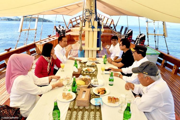 Presiden Jokowi dan sejumlah menteri di kapal pinisi yang berlayar di perairan Labuan Bajo, Senin (20/1/2020).