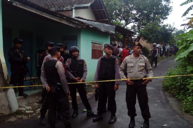 Polisi berjaga saat penggeledahan rumah terduga teroris di Banyudono, Boyolali, Jumat (3/2/2017).