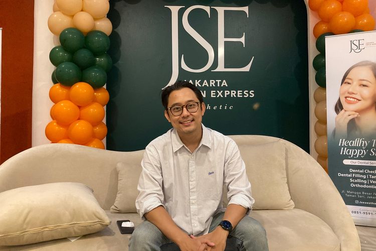drg. Uais Muhammad Sahl di JSE Aesthetic, Jakarta Barat.