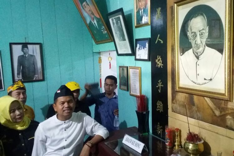 Bupati Purwakarta Dedi Mulyadi saat berbincang bersama seorang nenek di rumah sejarah proklamsi Renggasdengklok, Karawang.