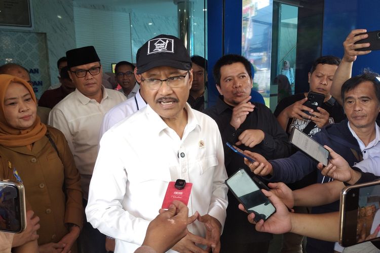 Menteri Sosial Saifullah Yusuf atau Gus Ipul saat meninjau, kegiatan belajar mengajar di Sekolah Rakyat yang berlokasi di Balai Besar Pelatihan Vokasi dan Produktivitas (BBPVP) Bandung, Jalan Gatot Subroto, Kota Bandung, Jawa Barat, Senin (27/10/2025).