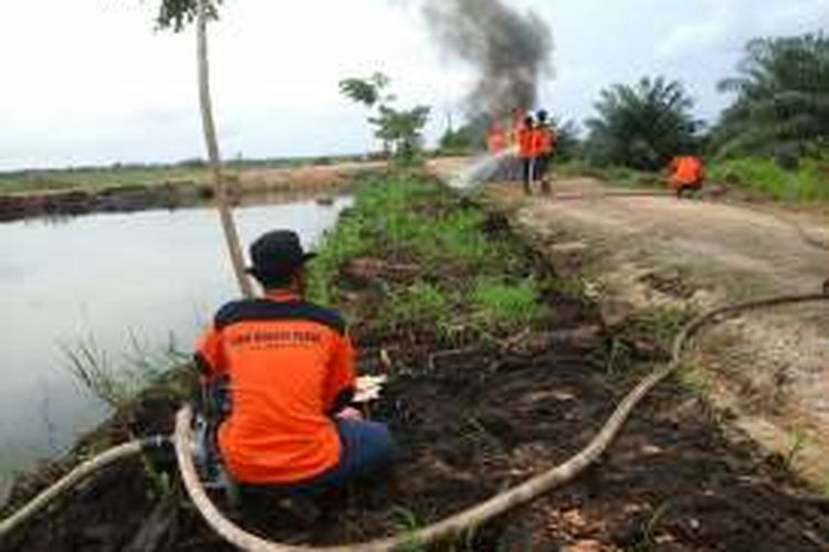 Simulasi pelatihan Masyarakat Peduli Api oleh PT Sari Lembah Subur, di perkebunan sawit Pelalawan, Riau.