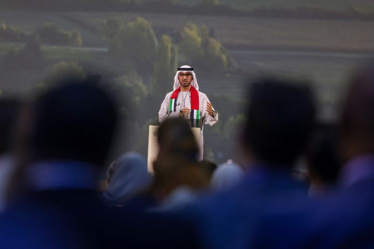 Presiden COP28 Sultan Ahmed Al Jaber berbicara dalam sebuah pertemuan di konferensi iklim PBB di Dubai pada tanggal 2 Desember 2023. Konferensi COP28 dibuka pada tanggal 1 Desember dengan kemenangan awal karena negara-negara setuju untuk meluncurkan dana kerugian dan kerusakan untuk negara-negara rentan yang hancur akibat bencana alam. 