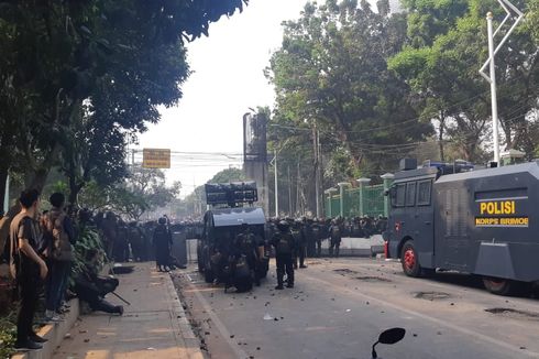 Massa Pelajar Kembali Serang Polisi di Pelintasan Kereta Palmerah