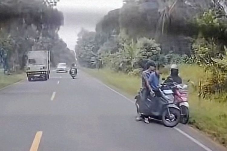 Terekam Dashcam, Aksi Begal di Jalan Sepi Lampung Timur Viral