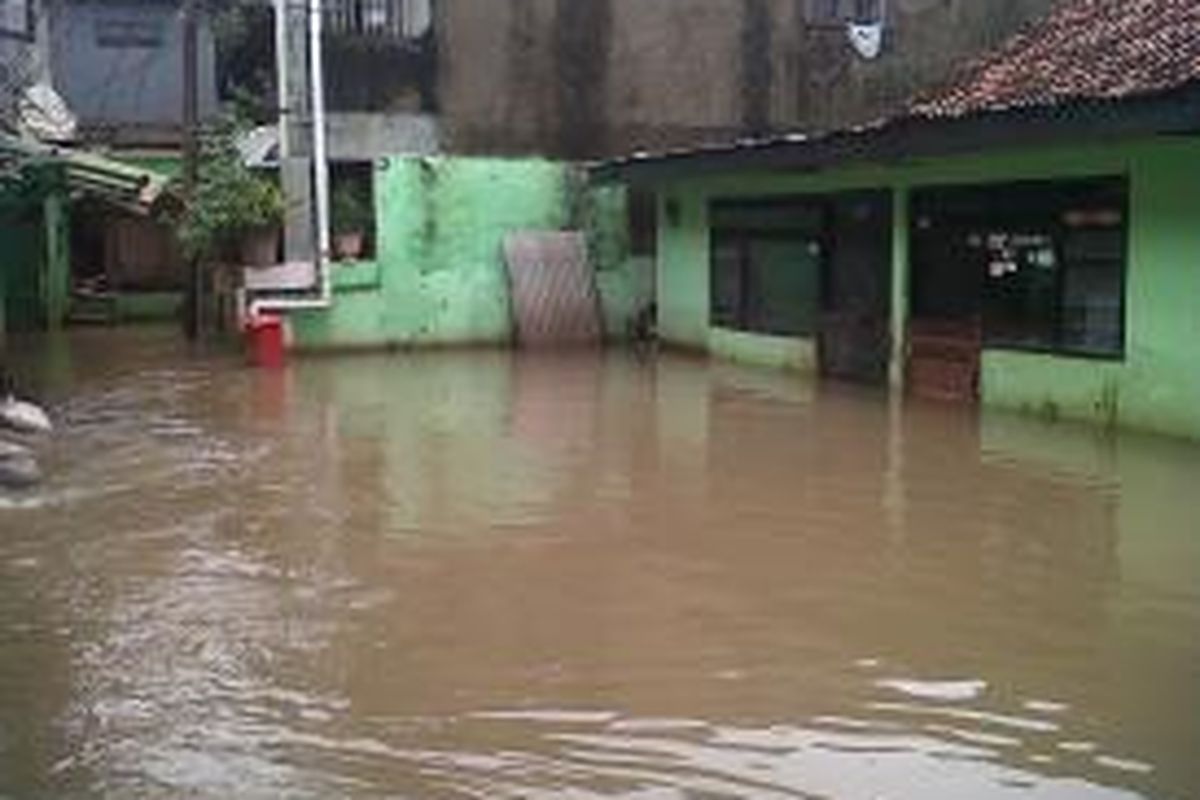 Rumah warga yang berada di Kelurahan Petogogan, Kecamatan Kebayoran Baru terendam banjir akibat luapan Kali Krukut, Jakarta Selatan. Selasa (4/2/2014).