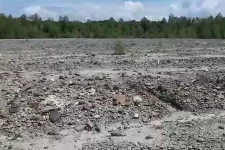 Kondisi kawah berlumpur di Pulau Kabawa desa Teineman, Kecamatan Wuar Labobar, kabupaten Kepulauan Tanimbar, Maluku, Kamis (12/1/2023)