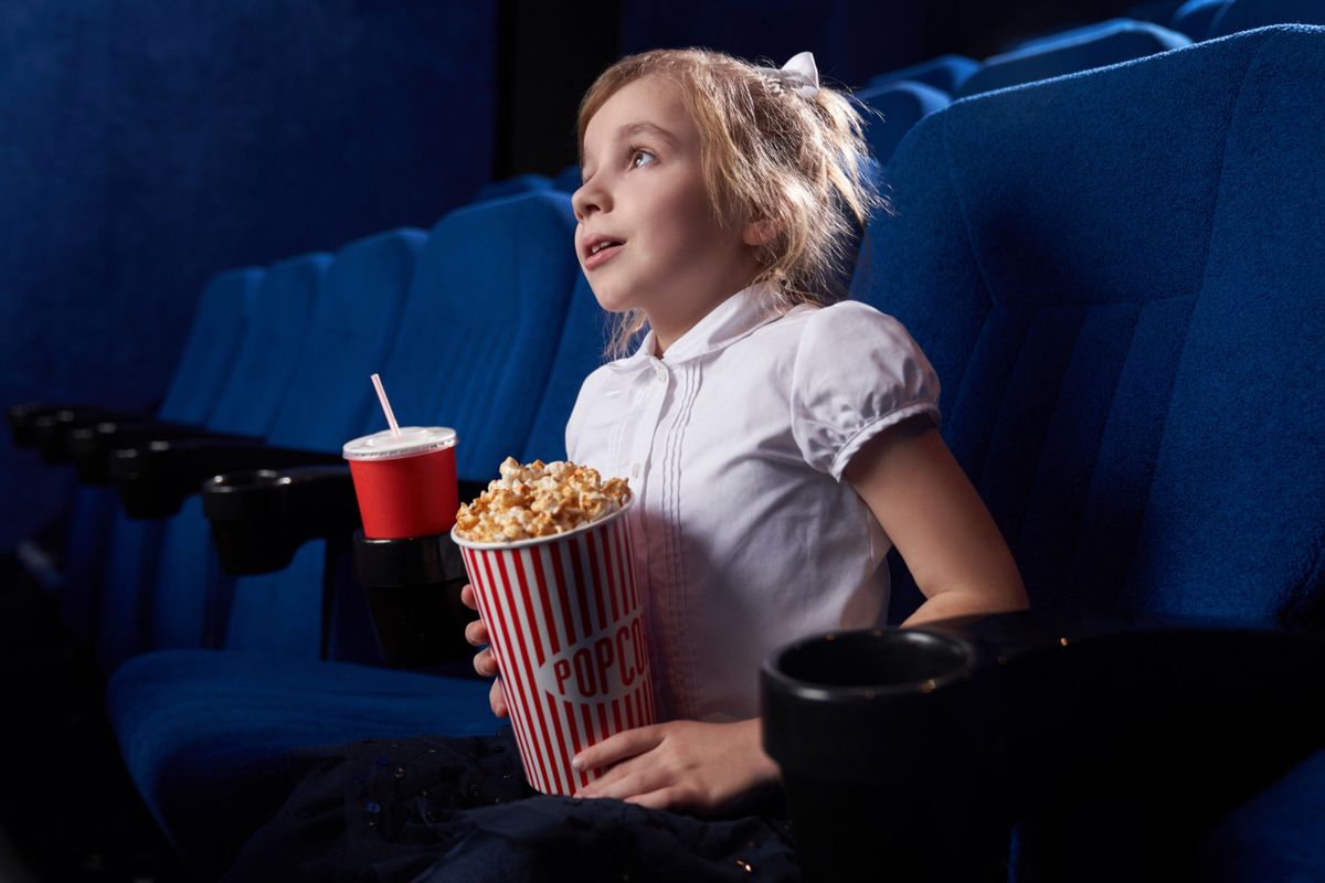 Ilustrasi anak menonton bioskop