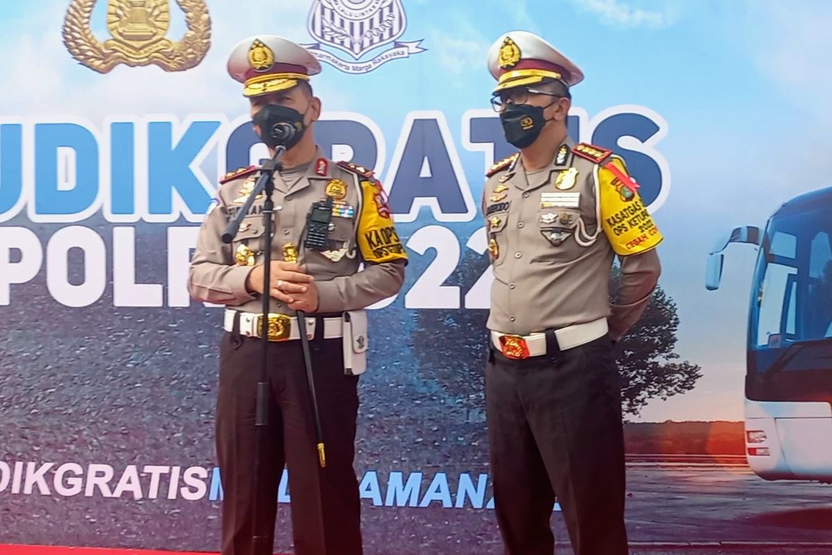 (Kiri ke kanan) Kepala Korps Lalu Lintas Polri Irjen Firman Santyabudi bersama Dirlantas Polda Metro Jaya Kombes Sambodo Purnomo Yogo di kawasan Gelora Bung Karno, Jakarta Pusat, Selasa (26/4/2022).