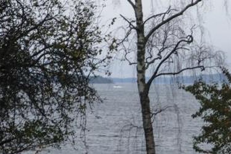 Dalam foto amatir ini terlihat sebuah obyek putih yang dicurigai sebagai sebuah kapal selam mengapung di perairan Stockholm, Swedia.