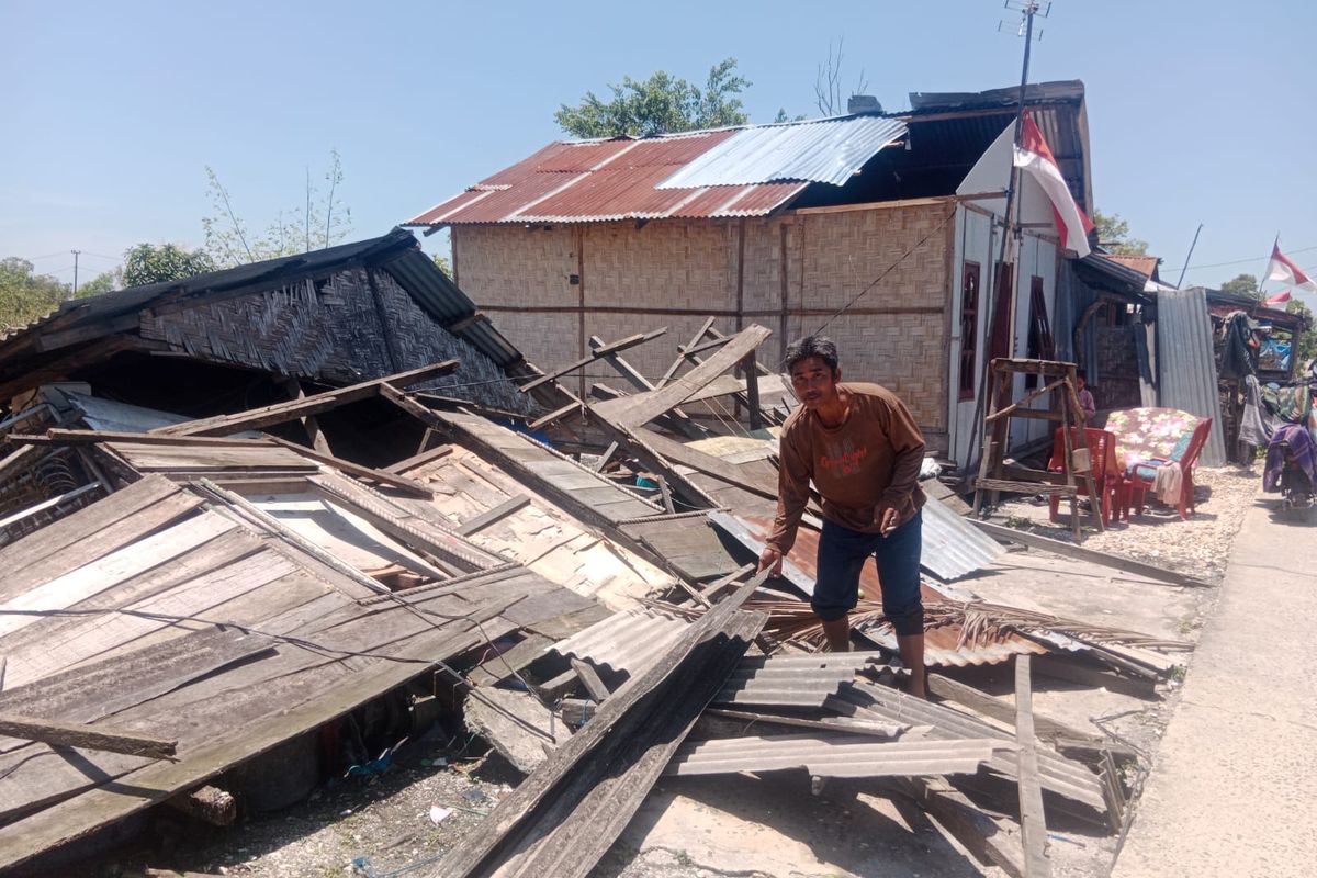 Kondisi rumah Tarman warga di Kecamatan Teluk Mengkudu, Sergai yang rusak akibat diterjang angin puting beliung, Jumat (22/8/2025) 