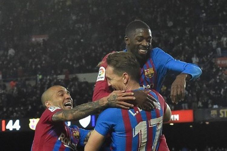 Luuk de Jong (tengah) merayakan golnya bersama Dani Alves (kiri) dan Ousmane Dembele (atas) pada pertandingan pekan ke-26 Liga Spanyol yang mempertemukan Barcelona vs Athletic Bilbao di Stadion Camp Nou, Senin (28/2/2022) dini hari WIB.