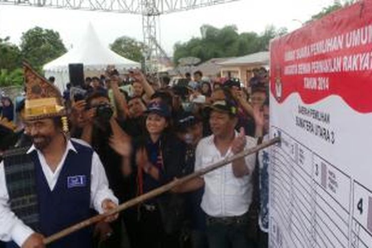 Ketua Umum Partai Nasdem, Surya Paloh, melakukan simulasi pencoblosan saat kampanye di Pematangsiantar, Sumatera Utara, Kamis (3/4/2014).