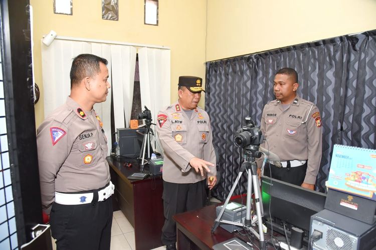 Kapolda Maluku, Irjan Pol Lotharia Latif melakukan inspeksi mendadak di kantor Satuan Penyelenggara Administrasi SIM (Satpas), Satlantas Polresta Pulau Ambon dan Pulau-pulau Lease, Rabu (2/11/2022).