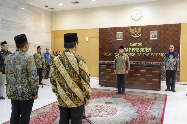 Kepala Staf Kepresidenan, Jenderal TNI (Purn) Dr. Moeldoko dalam pelantikan Deputi IV, Wandy N. Tuturoong dan Deputi V, Rumadi Ahmad di gedung Bina Graha, Jakarta, Rabu (24/4/2024). 