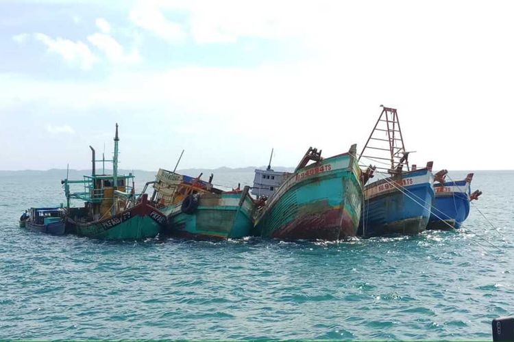 Lima Kapal Ikan Asing (KIA) yang masing-masing berasal dari Vietnam dan Malaysia yang melakukan pencurian ikan (Ilegal Fishing) di perairan Kepulauan Riau (Kepri) di tenggelamkan. Lima KIA tersebut masing-masing terdiri empat KIA asal Vietnam dan satu KIA asal Malaysia.