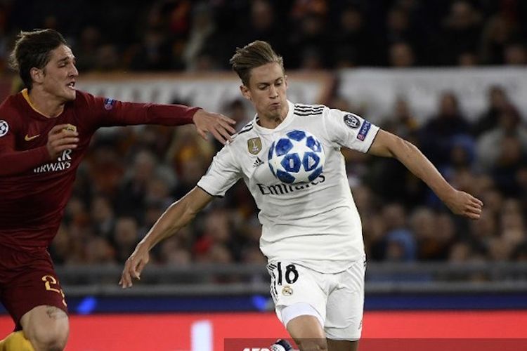 Marcos Llorente (Kanan) saat membela Real Madrid di laga penyisihan grup Liga Champions melawan AS Roma di Stadion Olimpico dalam lanjutan Liga Champions, 27 November 2018. 