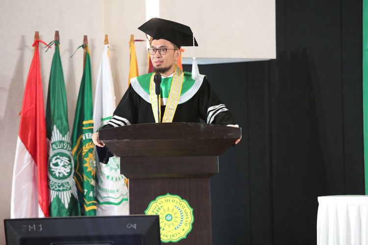 Ustaz Adi Hidayat (UAH) saat memberikan pidato ilmiah dalam penganugerahan gelar kehormatan Doctor Honoris Causa UMJ bidang Manajemen Pendidikan Islam, Selasa (30/05/2023).