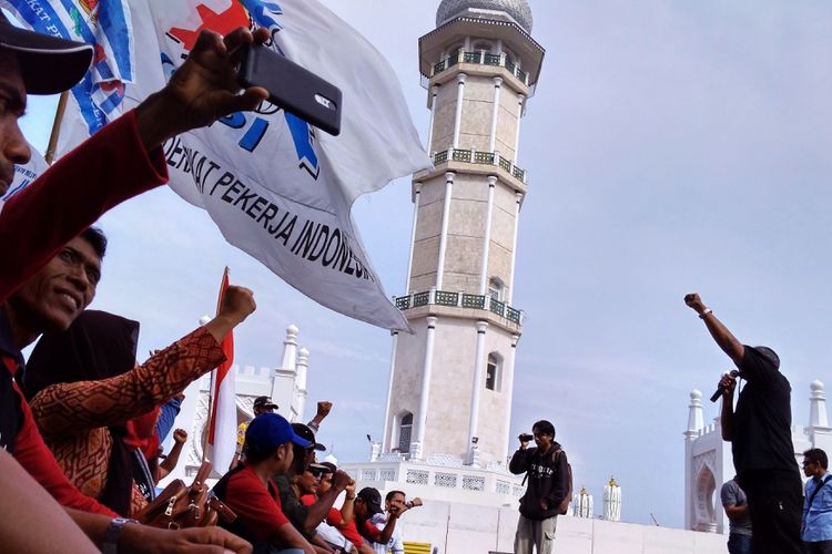 Serartusanburuh dari berbagai aliansi melakukan aksi damai di Banda Aceh, selain berorasi mereka juga melakukan konvoi keliling Kota Banda Aceh. Mereka mendesak agar Qanun No 7/2014 segera diterbtkan Pergubnya agar bisa diimplementasikan.