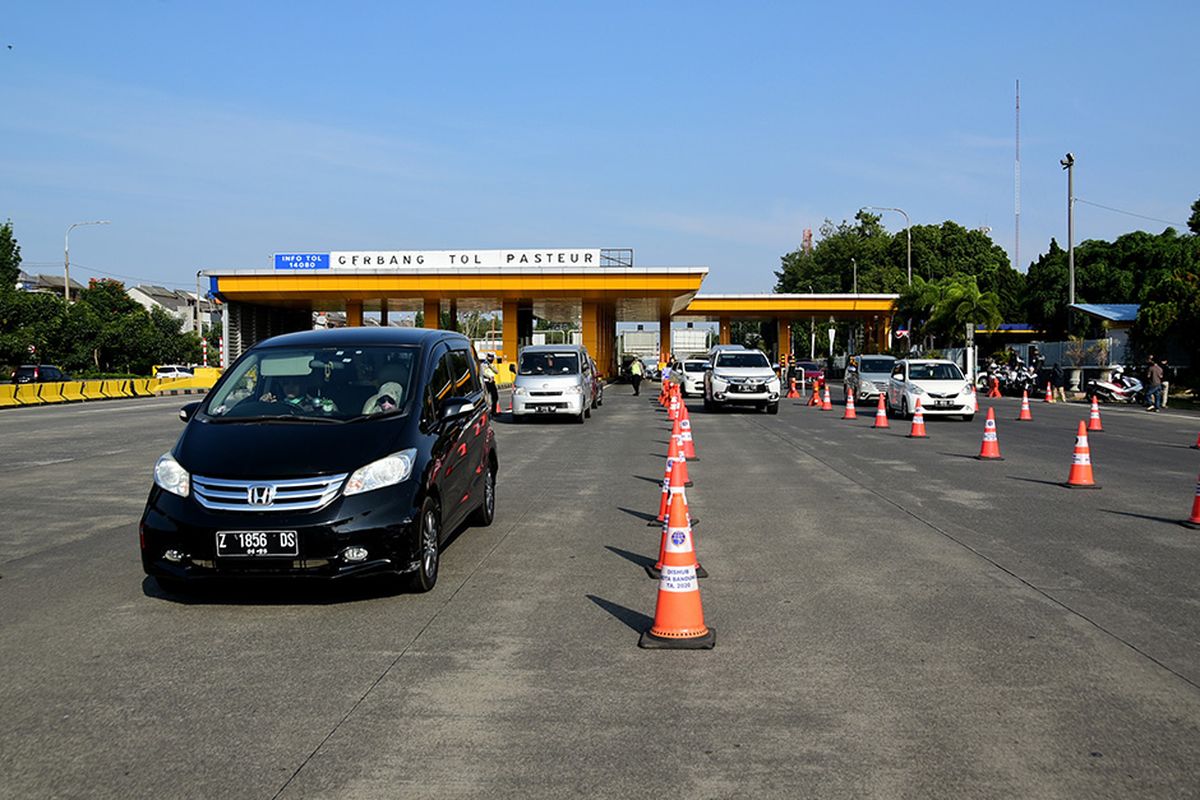 Petugas gabungan dari Polrestabes Bandung dan Dinas Perhubungan Kota Bandung melaksanakan penerapan ganjil genap di depan pintu gerbang Tol Pasteur, Bandung, Jawa Barat, Jumat (3/9/2021). Penerapan ganjil genap di lima titik gerbang tol Kota Bandung ini merupakan salah satu upaya untuk mengendalikan arus kendaraan yang masuk selama akhir pekan guna menekan penyebaran virus corona.