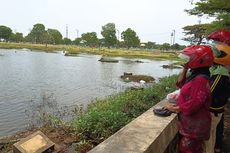 Kala Makam di TPU Semper Rata dengan Banjir, Peziarah Hanya Bisa Tabur Bunga di Atas Air...