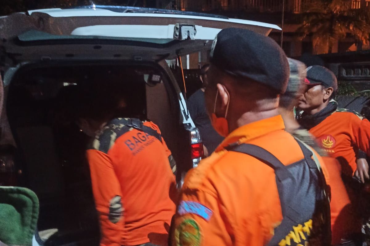 Tim SAR gabungan saat hendak membawa jenazah MAM ke rumah duka di Jalan Pulau Galang, Pemogan, Denpasar, Bali pada Rabu (8/6/2022) dini hari. /Dok. Humas Basarnas Bali
