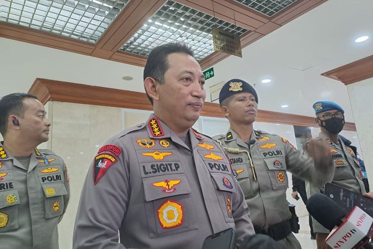 Kapolri Jenderal Listyo Sigit Prabowo usai mendampingi Laksamana Yudo Margono yang menjalani fit and proper test sebagai calon Panglima TNI di Gedung DPR, Senayan, Jakarta, Jumat (2/12/2022). 