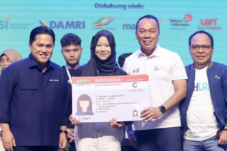 Menteri Badan Usaha Milik Negara (BUMN) Republik Indonesia (RI) Erick Thohir berfoto bersama Direktur Utama (Dirut) Jasa Raharja Rivan A, Komisaris Utama Jasa Marga Mohammad Zainal Fatah, dan salah satu peserta dalam acara Safety Riding Bersama Jasa Marga dan Jasa Raharja di Sasana Budaya Ganesha (Sabuga) Institut Teknologi Bandung (ITB), Sabtu (6/8/2023).