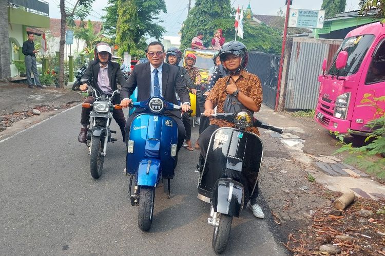 Rasimin diantar puluhan pengendara vespa dan jip jelang pengukuhan dirinya sebagai guru besar UIN Salatiga