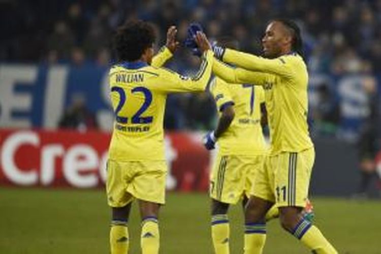 Penyerang Chelsea Didier Drogba (kanan) merayakan golnya ke gawang Schalke, pada pertandingan kelima Grup G Liga Champions, di Gelsenkirchen, Selasa (25/11/2014).