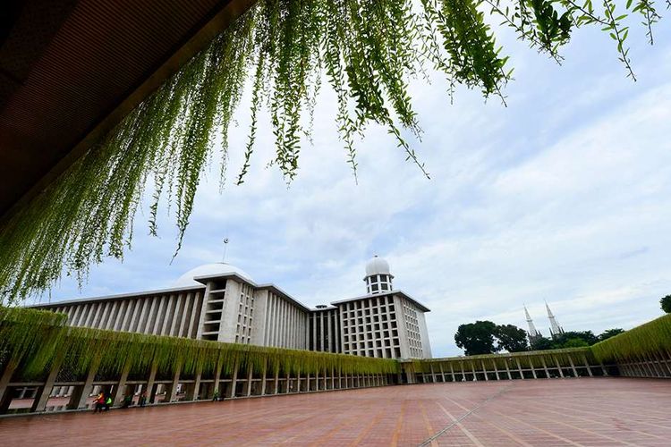 Tampilan baru Masjid Istiqlal usai direnovasi, Jakarta, Kamis (7/1/2021). Renovasi ini merupakan yang pertama sejak 42 tahun lalu, dengan memaksimalkan fungsi masjid sebagai tempat ibadah sekaligus memperhatikan aspek arsitektur, seni, hingga estetika.