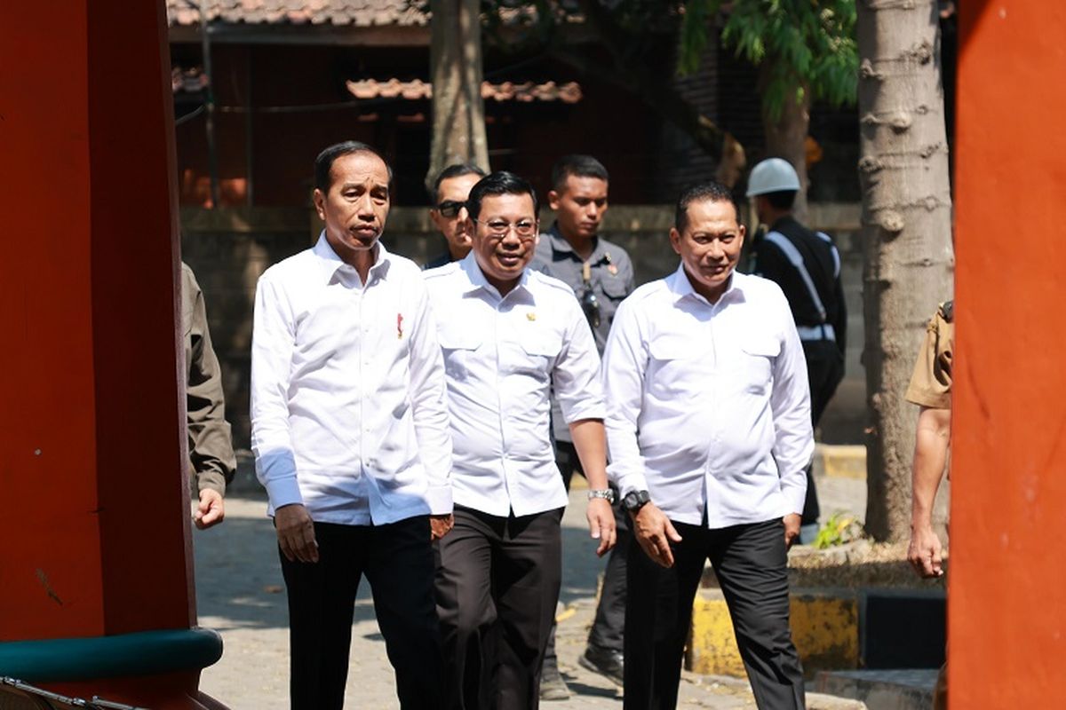 Dirut Perum Bulog Budi Waseso (kiri) saat mendampingi Presiden Joko Widodo (kanan) melakukan pengecekan dan penyerahan beras Bantuan Pangan tahap II secara langsung kepada Keluarga Penerima Manfaat (KPM) di Kantor Kecamatan Jombang, Kota Cilegon, Banten, Selasa (12/9/2023). 