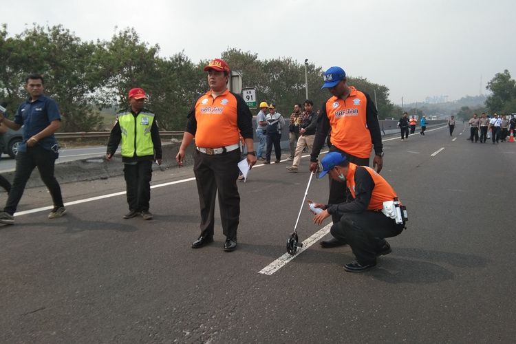 Petugas tengah membuat penanda untuk meletakkan 3D Lasser Sceaner untuk menganalisis terjadinya kecelakaan di tol Purbaleunyi, Selasa (3/9/2019).