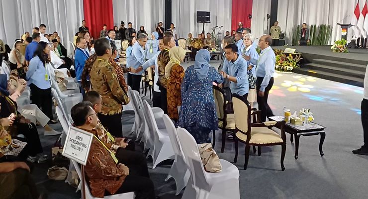 Di Acara Paku Integritas KPK, Prabowo-Gibran Salami Istri Anies dan Cak Imin